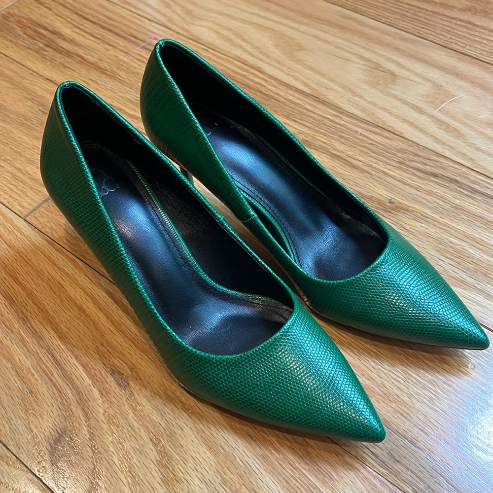 New York & Company green snake skin print pumps sz 10